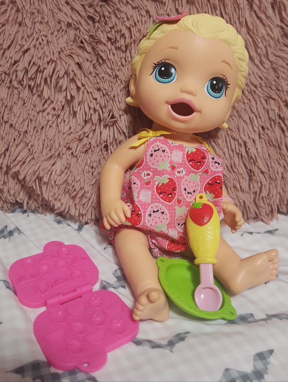 Baby Alive Super Snacks Snackin' Lily doll by Hasbro